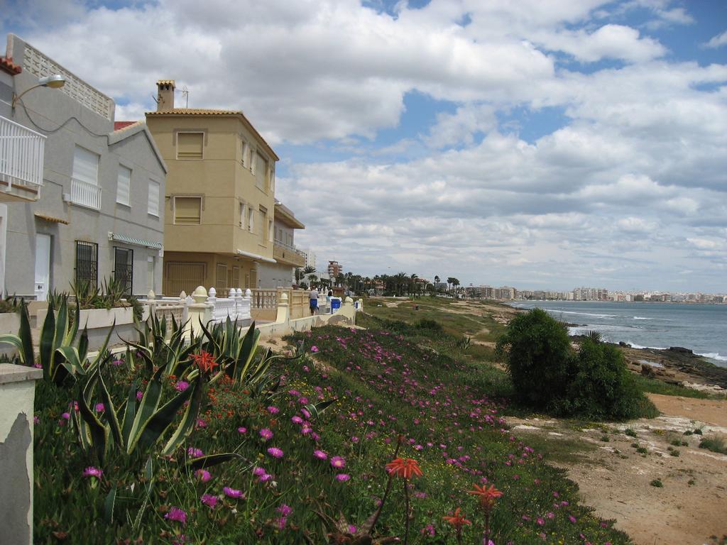 2 Bedroom Cozy Apartment In Torrevieja Ngoại thất bức ảnh